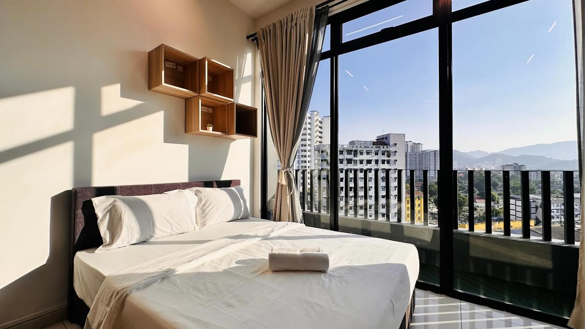 New Georgetown Instagramable 2Br Homestay For 10Pax 无敌美景两房民宿 Beacon Executive Suite Malaysia